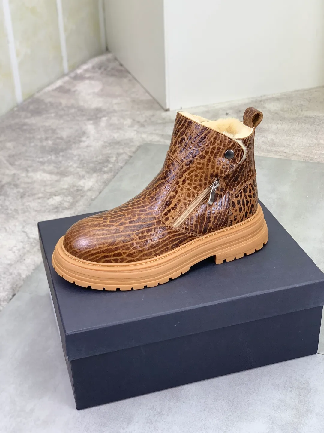 Men's men's shoes 💰P660 New arrival 🆕🆕🆕 IUGGI Men's British retro Martin boots Winter new men's outdoor hiking boots First layer of cowhide on the outside and wool on the inside Comfortable and warm Rubber sole sole Non-slip and firm Trendy and fashionable Casual and versatile Size: 38-44 (45 customized) Color: three colors